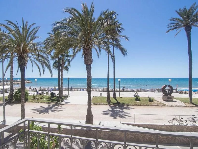 QUEEN BY BLAUSITGES Beach front location and fantastic views of Sitges.
