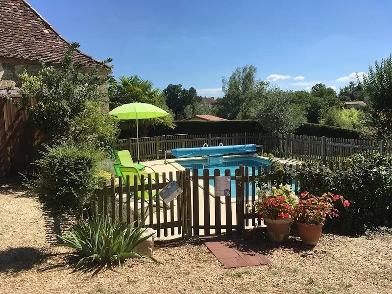 Perigord farmhouse with 3000m2 wooded park and secure private pool