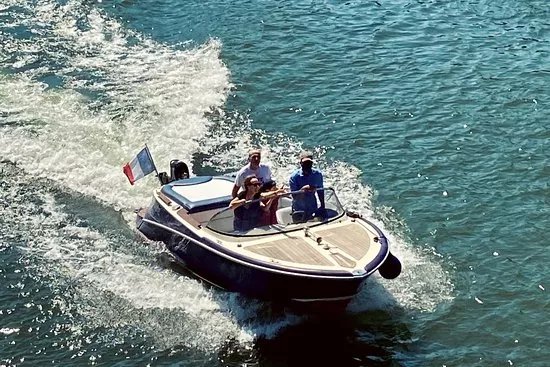 Private boat tour in Paris | Lakana Paris Cruise