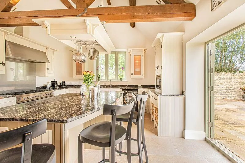 Idyllic Cotswold Barn with Stunning Views, Designer-Chefs kitchen & Hot Tub Hire