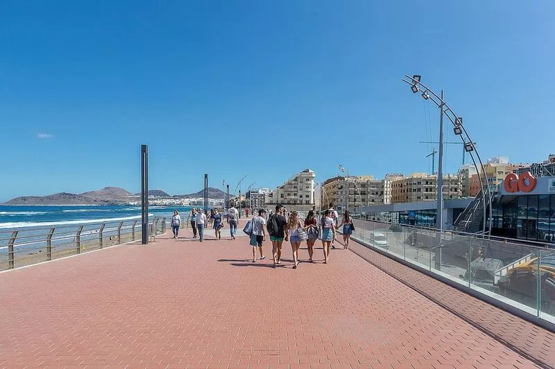 Lovely apartment with big terrace beside the beach