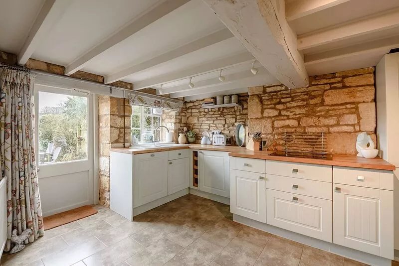 Cotswold stone holiday cottage with a superb garden near Moreton-in-Marsh