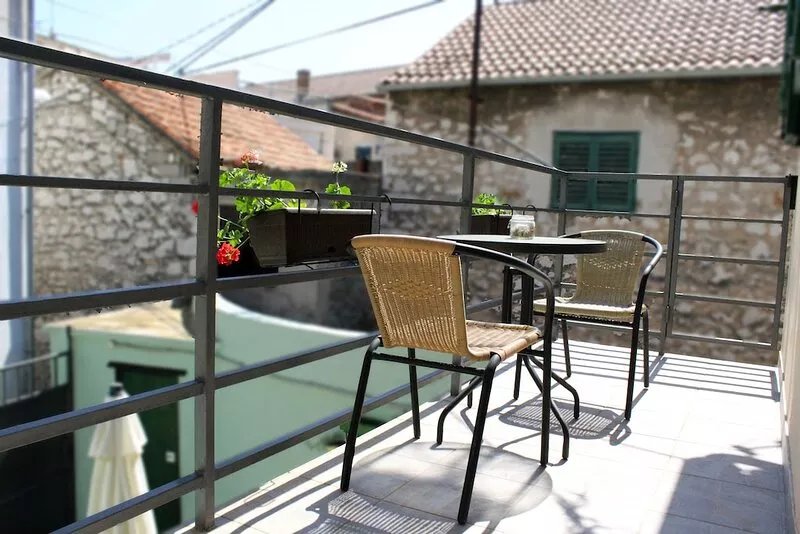 Fully Equiped House With Frontyard In Center Of The City, Quiet Street