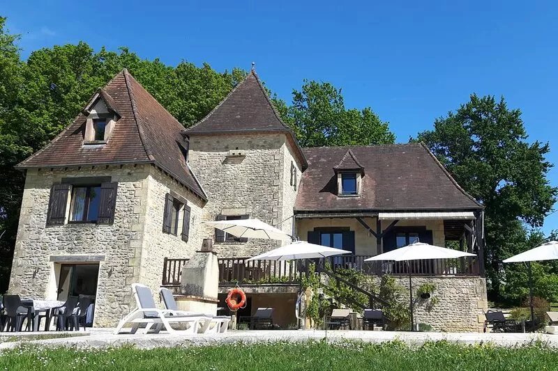 Beautiful family house with private pool on a Dordogne Valley hillside