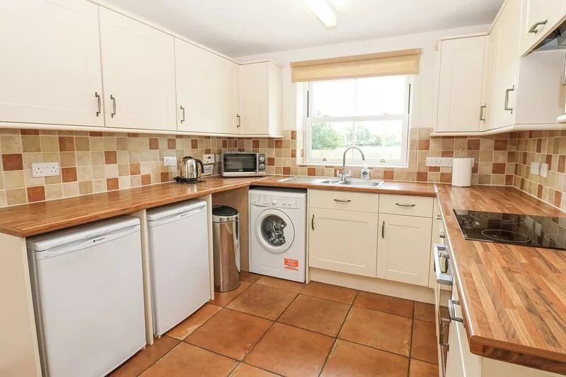 SUMMER FARM COTTAGE, with a garden in Crakehall