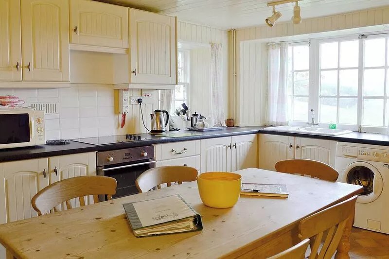 This detached cottage offers stunning views over the glen, and some seclusion