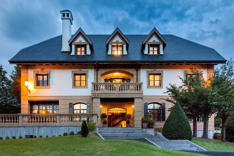 San Sebastian. Elegant palace with a privat foret,  20 minutes to the beach
