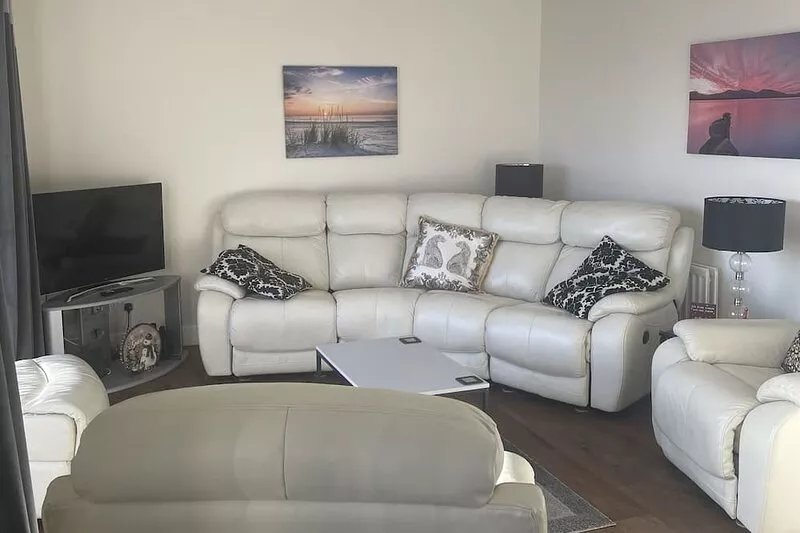 Newcastle Seafront apartment with WiFi & Parking