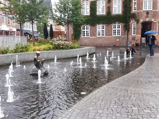 The sculptur 'Dreng og Skildpadde'