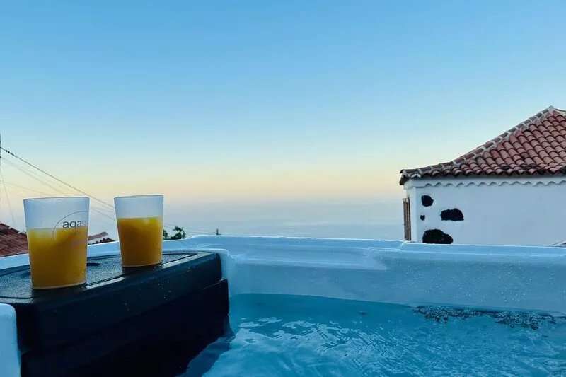 Finca with jacuzzi and sea view