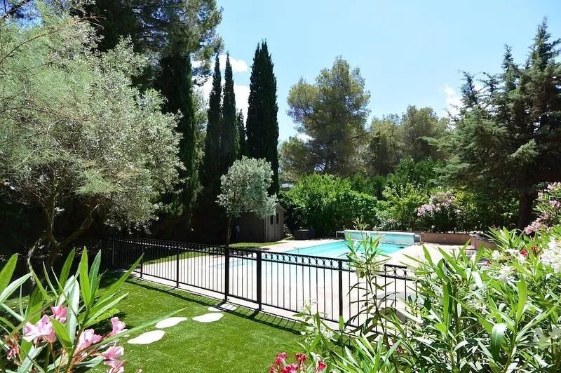 Alpilles Luberon Air-conditioned Spa Heated swimming pool Petanque Table soccer