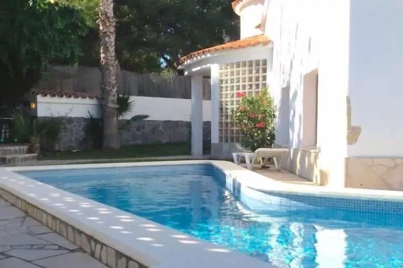 Villa in quiet area with private pool, 10min beach and center