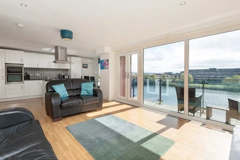 Modern, spacious 3-bedroom apartment in the heart of Glasgow's city centre