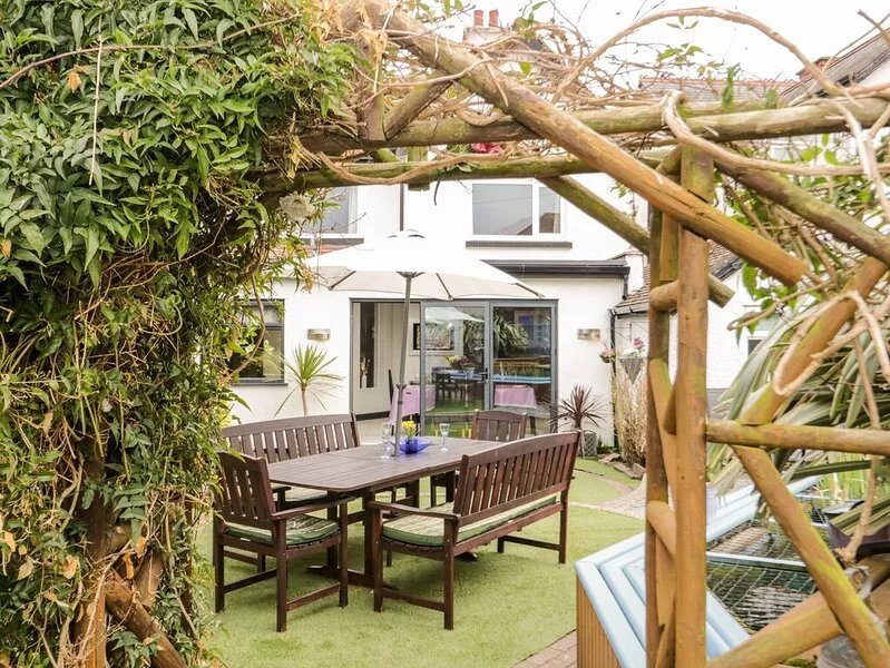 GLENDALOUGH, pet friendly, luxury holiday cottage in Rhos-On-Sea