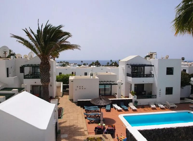 Modern, upstairs apartment with sea view, Wifi, Air Con and U.K. TV