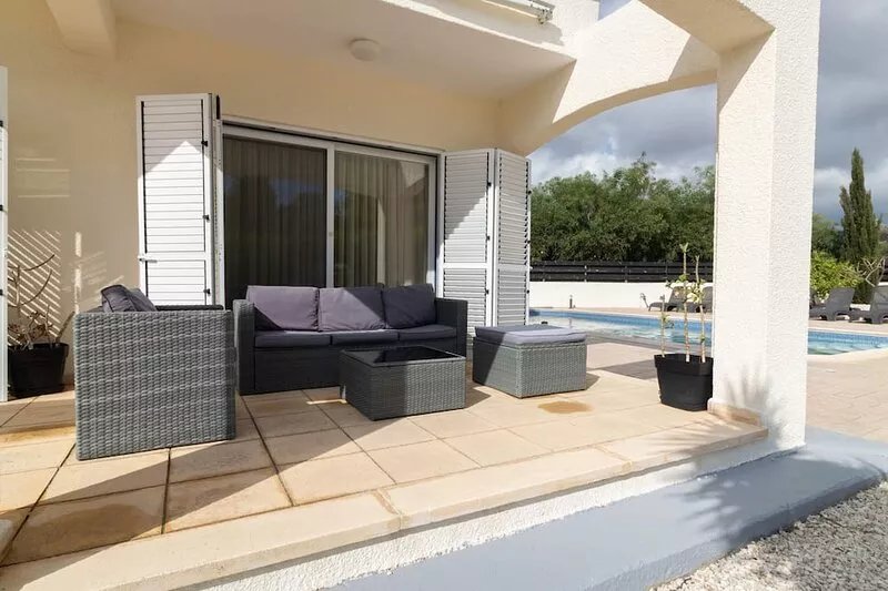 A 4 bedroom villa in Coral Bay with a heated pool!