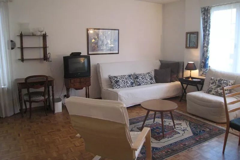 Studio flat in a peaceful area with free car park and public transportation