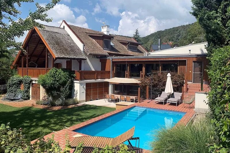 ÁbraHome: Elegant lake hideaway