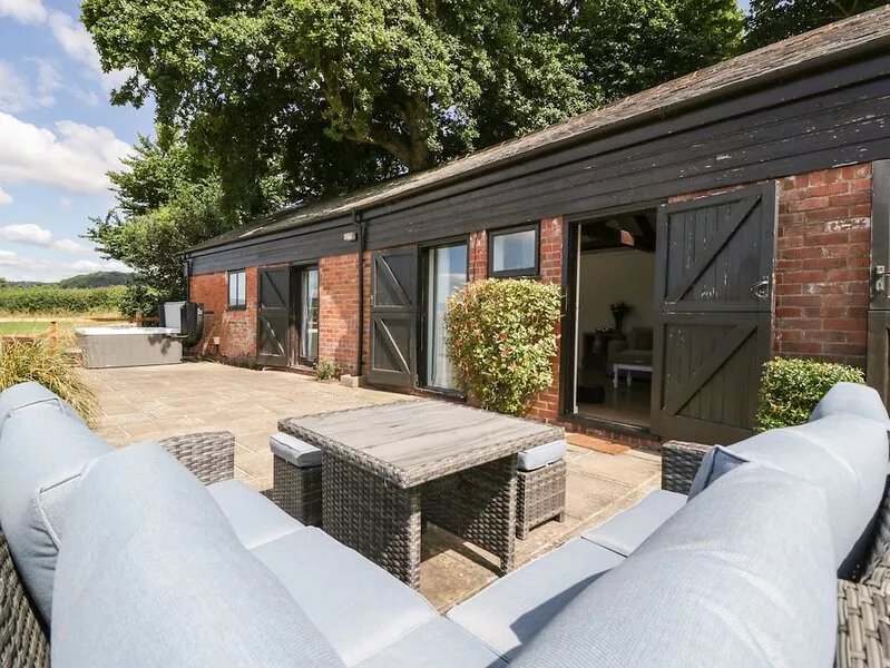 THE OLD KENNELS, pet friendly, with hot tub in Sidford