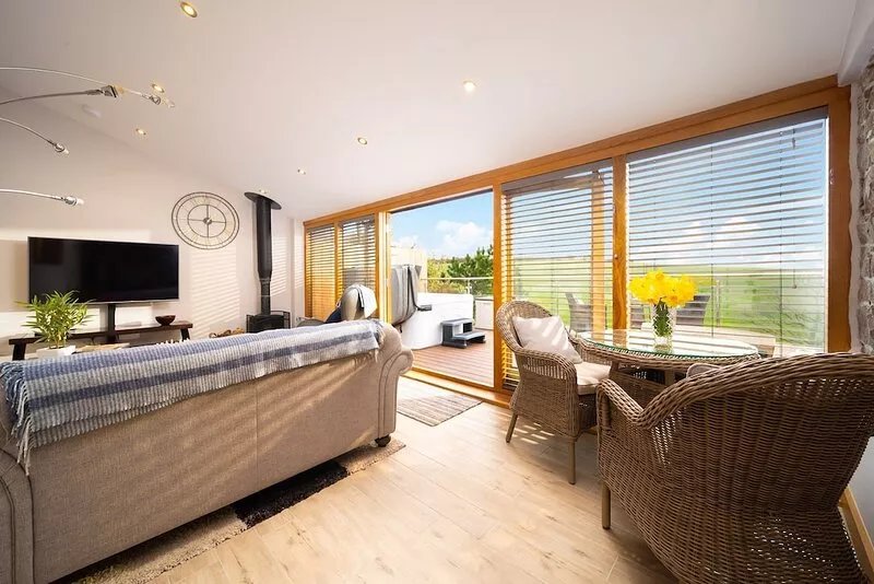 Charming countryside cottage for couples with private hot tub and communal