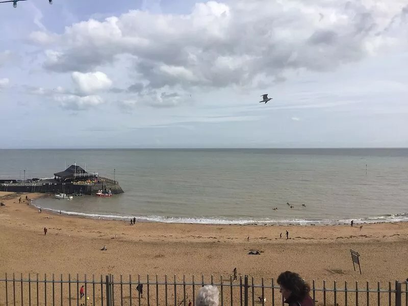 Modern flint stone cottage, moments from beach (child friendly) - new low rates