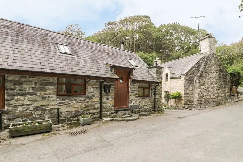 HENDOLL COTTAGE 1, pet friendly, with open fire in Fairbourne