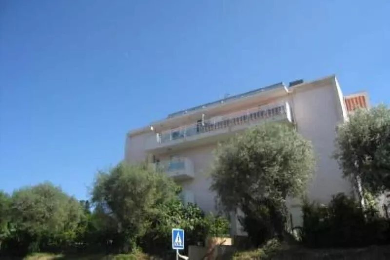 Lovely and luminous apartment with private garden, quiet, nearby beach, air