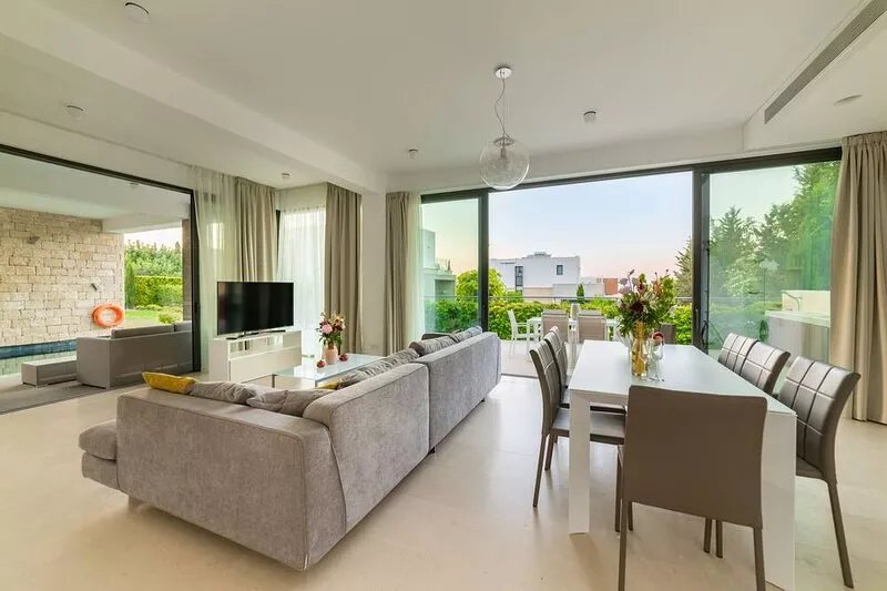 Luxurious villa with private access to the beach. Perfect for a family holiday!
