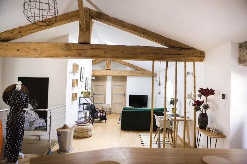 Quiet apartment, large private terrace, the center of Mirepoix, free wifi.