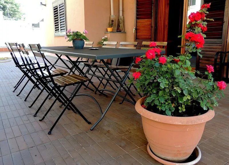 "The Red and the Black" Apartment on the main street of Zafferana