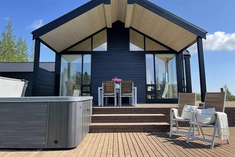 Luxury riverfront villa, w/ hot tub and close to the Golden Circle
