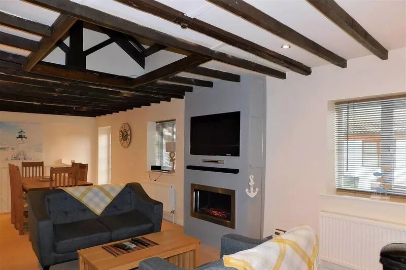 Anchor Cottage - enjoy plenty of space in this fabulous open planned, reversed