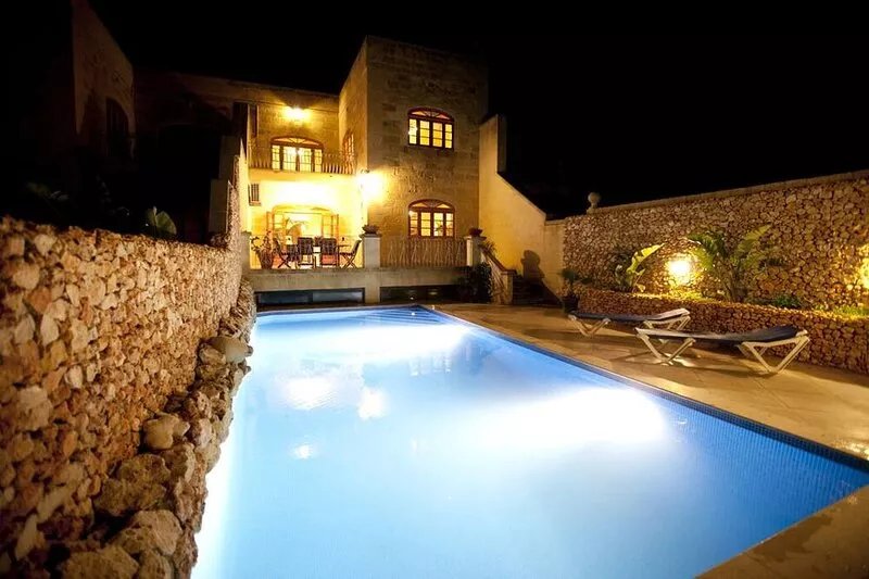 Large 5 bedroom farmhouse with amazing views. Fully A/C. Free transfers in