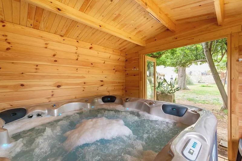 Character gite with swimming pool, surrounded by vineyards, 30 min drive from