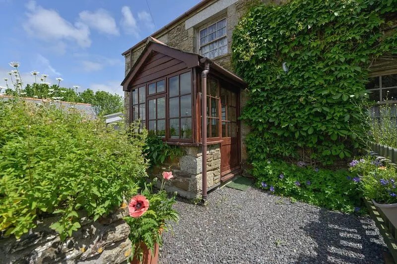 SWALLOW COTTAGE, pet friendly, with open fire in Mawgan