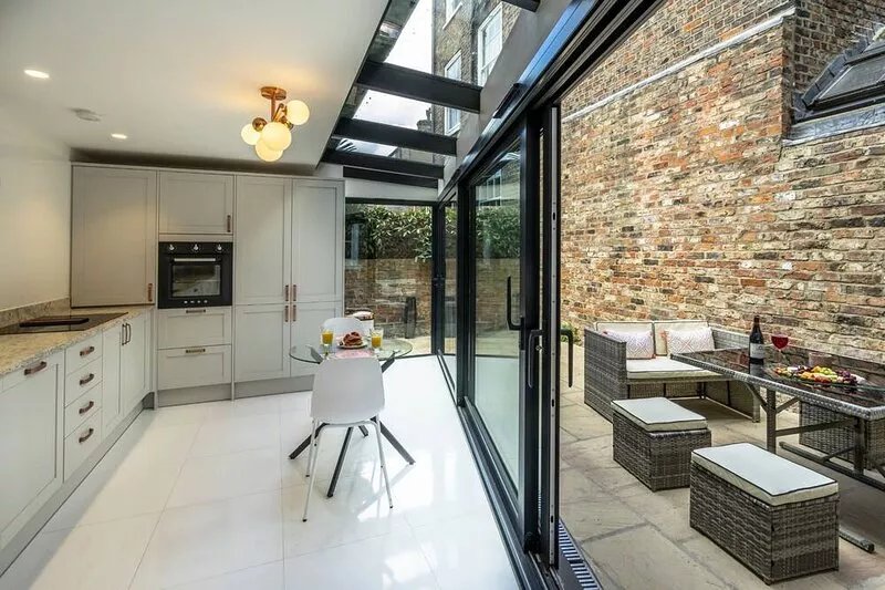 Clifford's Townhouse-  a premium stay that sleeps 8 guests  in 3 bedrooms