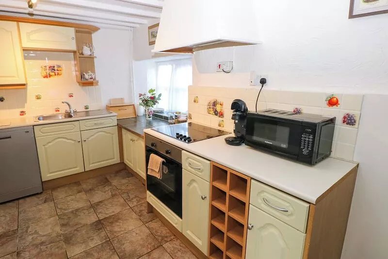 STABLE COTTAGE, pet friendly, with a garden in Haverfordwest