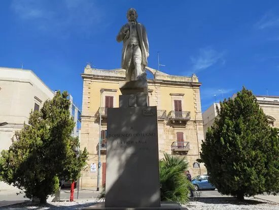 Statua di Domenico Cotugno