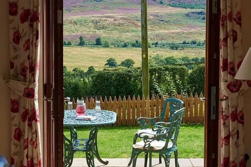 Peaceful rural dog friendly retreat with amazing views