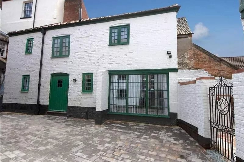 Private Town Centre Barn Full of original charm. Pet friendly!