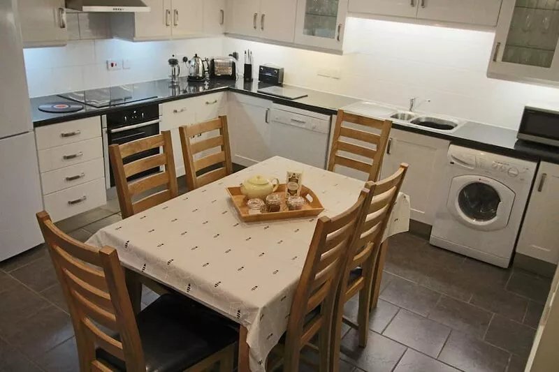 Cornerhouse, a luxury townhouse 15mins walk along the charming river to the city