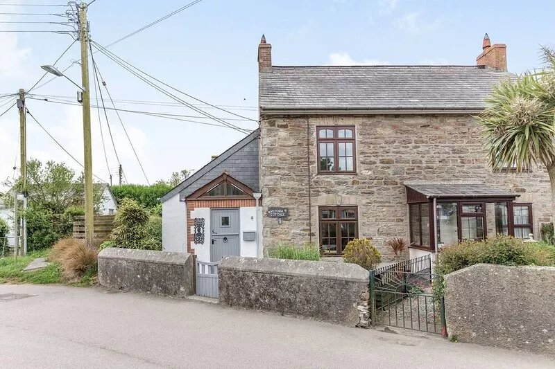VICTORIA COTTAGE, pet friendly, with open fire in St Newlyn East