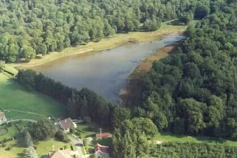 Haven of peace and tranquility at the foot of a private pond of 3 ha
