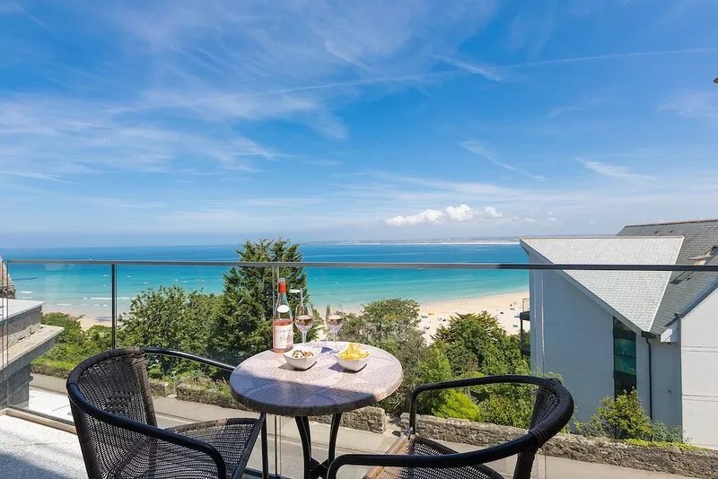 Luxurious 5* Beachfront apartment, free wifi and sky tv