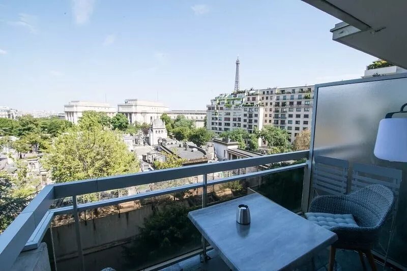 Schloesing, 16e Tour Eiffel, Luxueux pied à terre