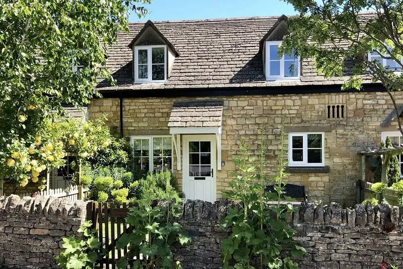 Noel Cottage - Central Cotswolds Stone Cottage For Two In Chipping Campden