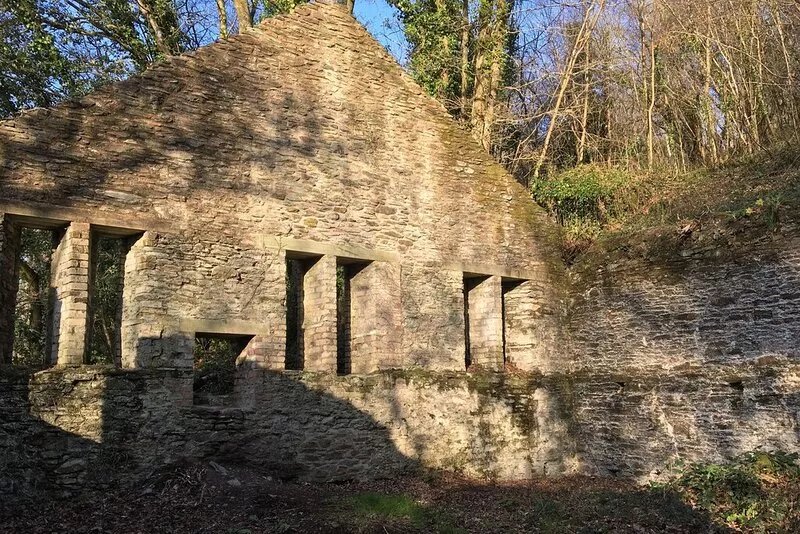 Tin mine riverside retreat, log fires, views, wildlife, ruins, pet-friendly