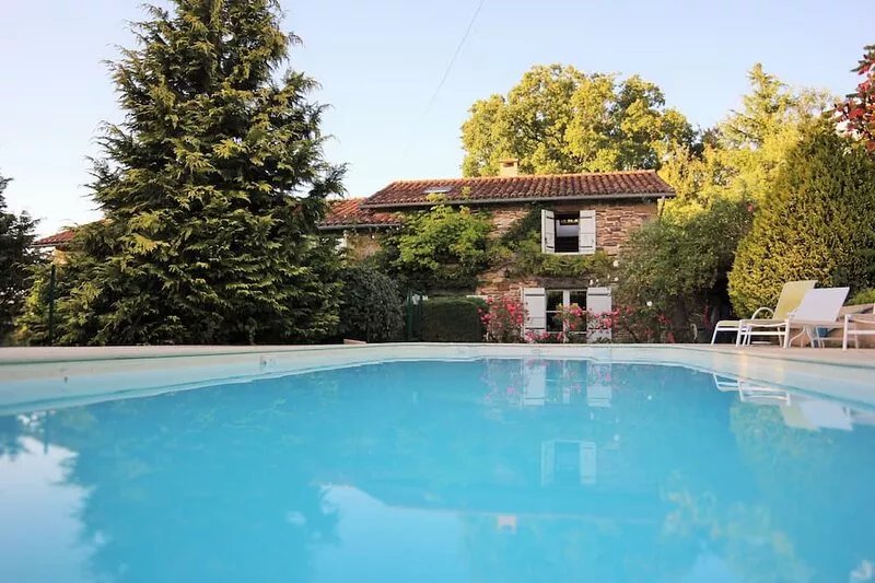 Charming house with private heated pool and sauna in the countryside
