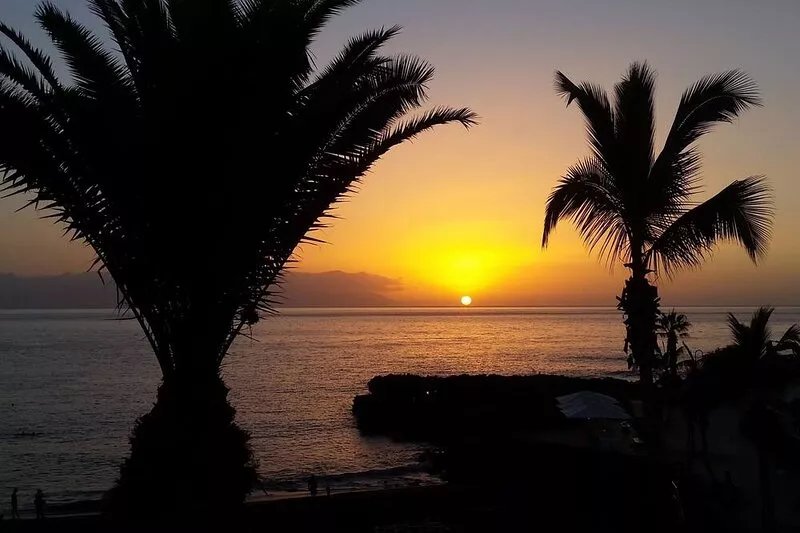 SPECTACULAR SUNNY APARTMENT WITH WIFI, POOL, PANORAMIC CLIFF & SEA VIEWS.