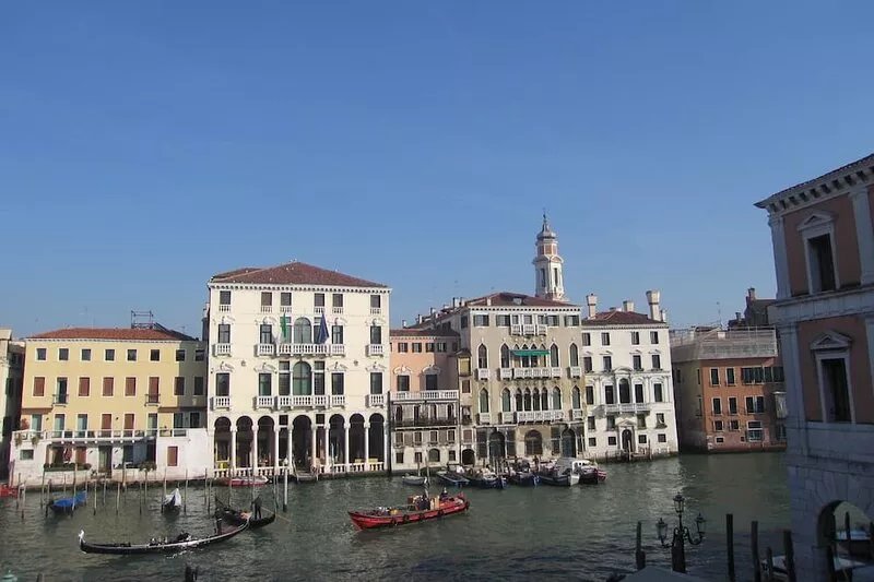 Overlooking the Grand Canal, a small loft on two levels
